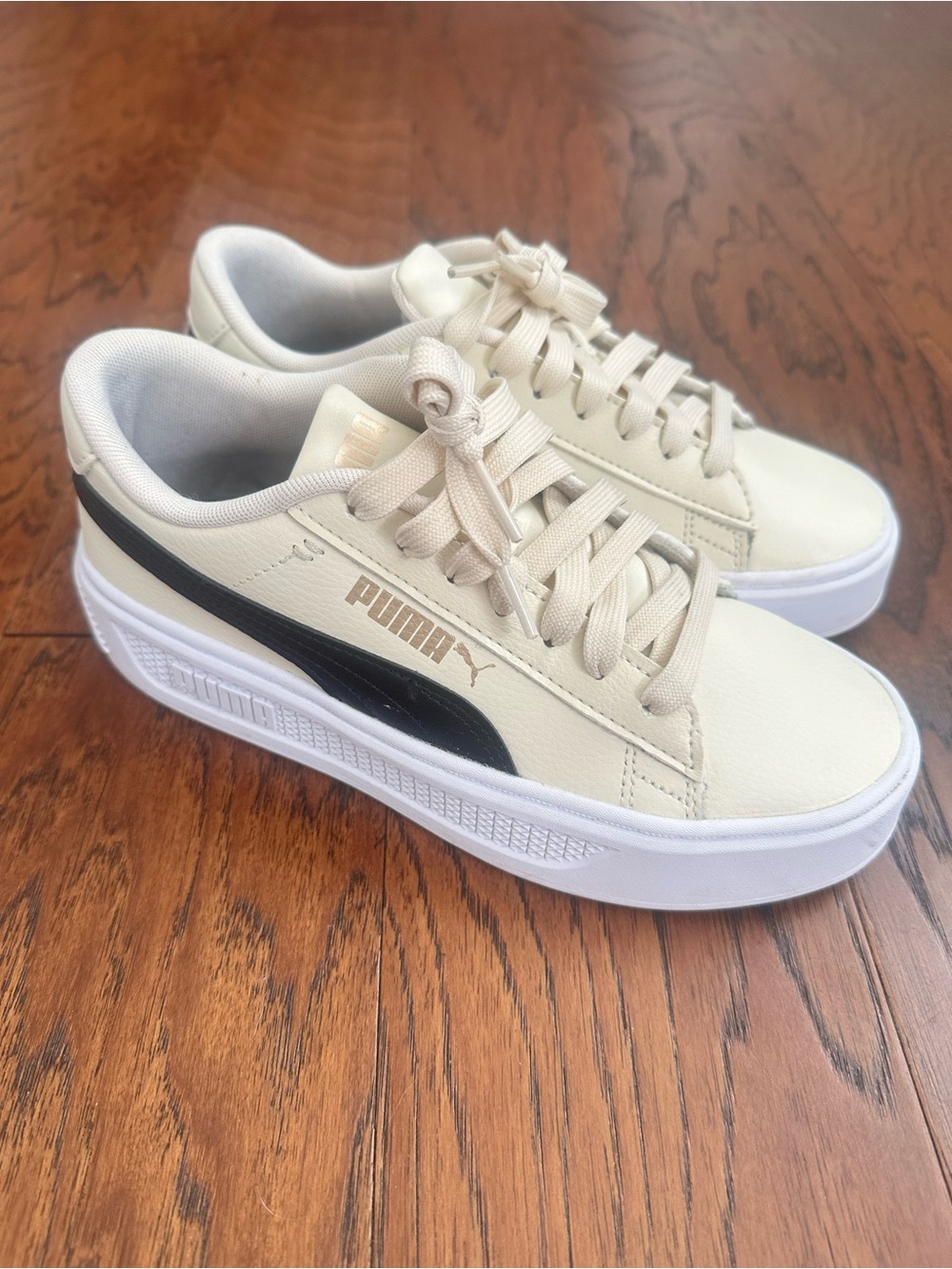 Like New Women’s Puma Smash Platform v3 Sneakers Tennis Shoes Size 6